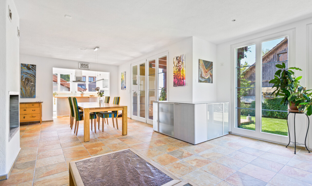 esszimmer mit natural light, natürliches licht, day time, inside property, und stone finish floor