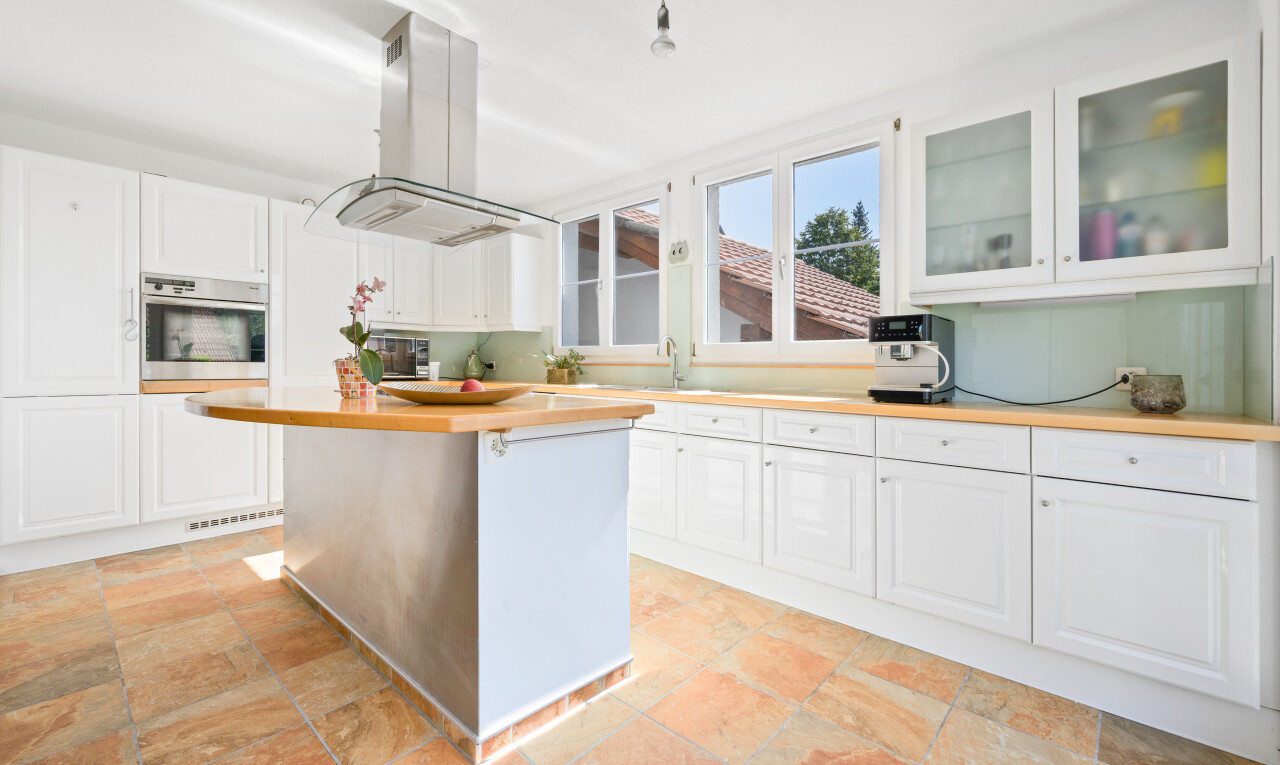 küche mit arbeitsfläche, day time, natural light, natürliches licht, und weiße schränke