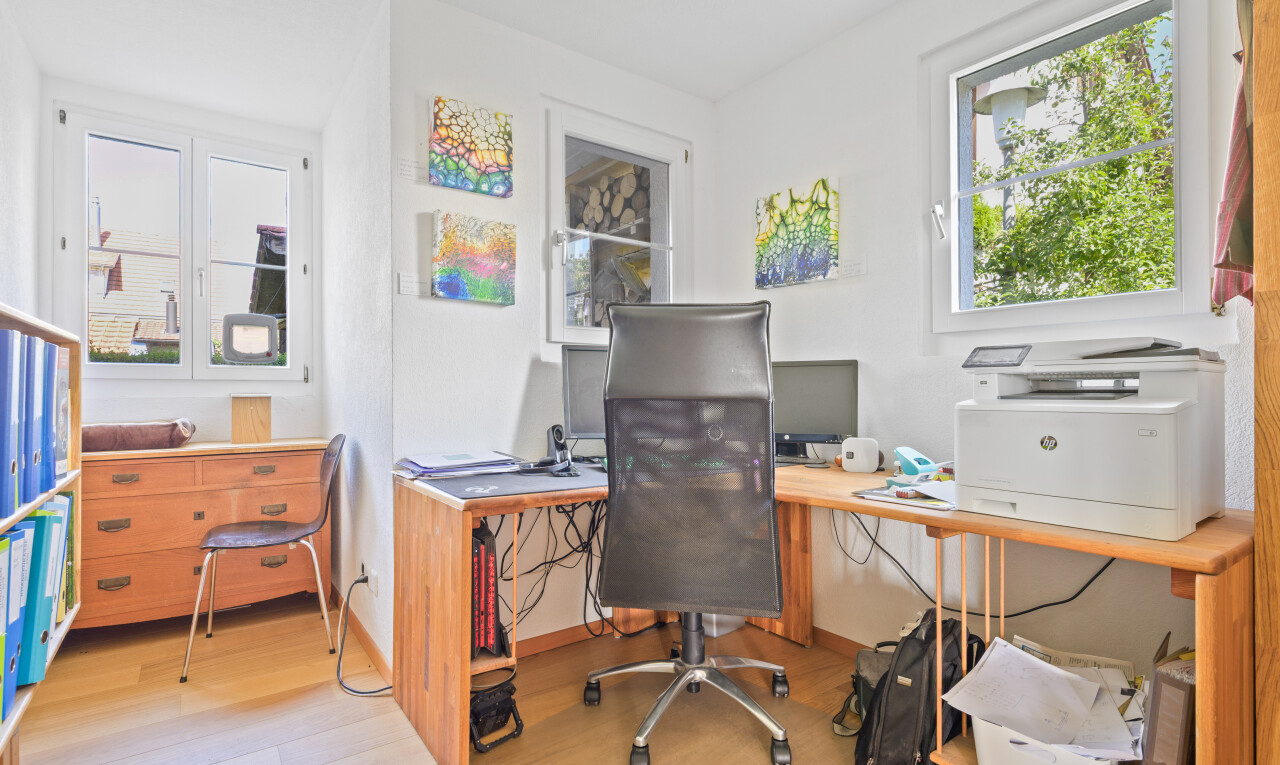büro mit holzfußboden, wood finish floor, inside property, bürobereich, und gipskartonwand