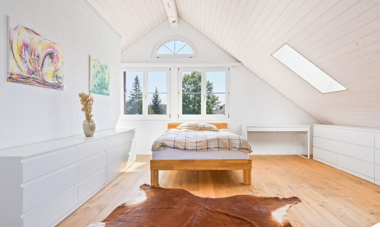 zimmer / schlafzimmer mit vaulted ceiling, dachschräge, wood finish floor, holzfußboden, und day time