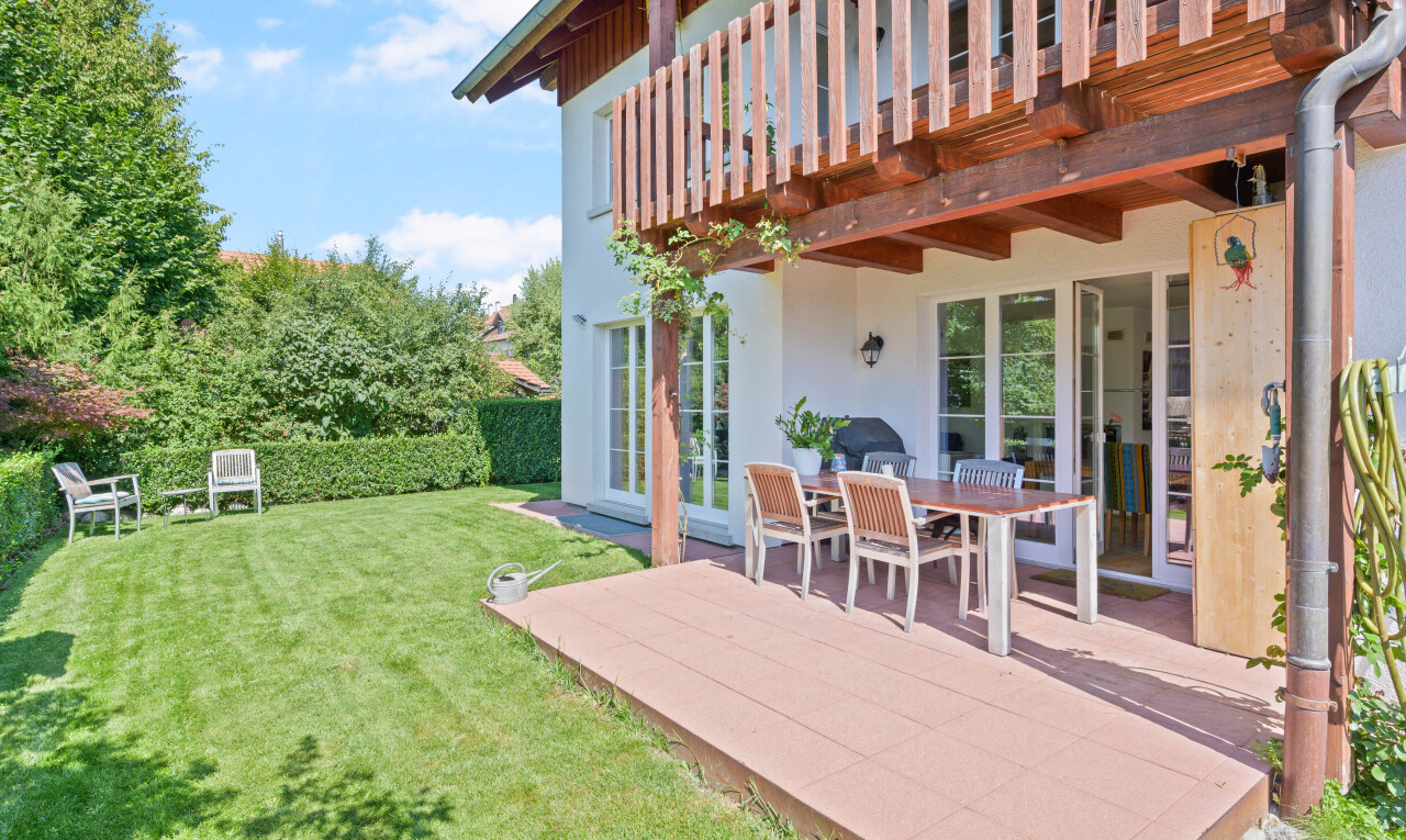 außenansicht mit balkon, rasen, day time, property visible, und deck