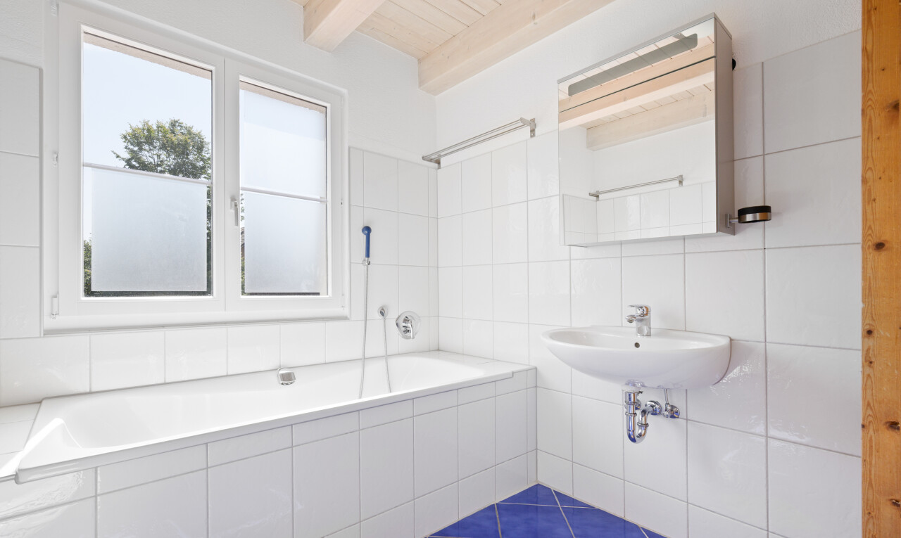 bad mit tile tub, tile wall, fliesenwand, komplettes badezimmer, und inside property