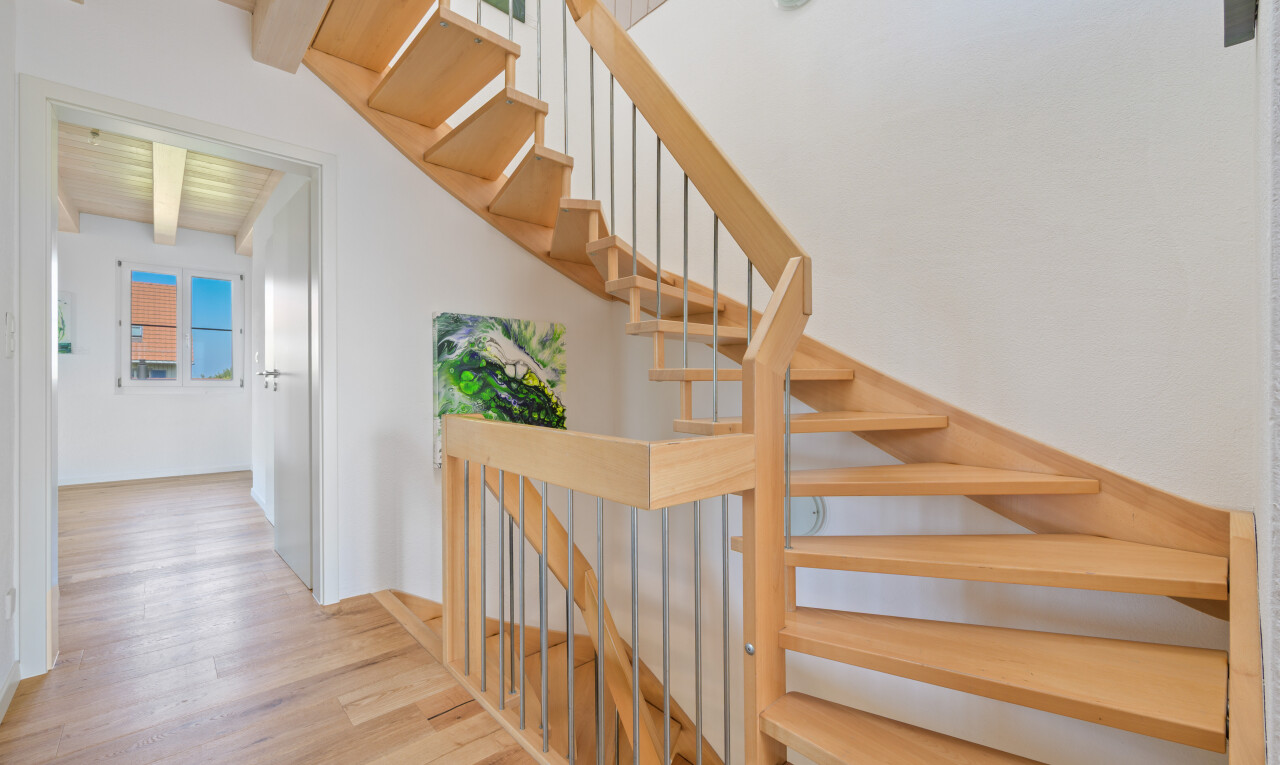 treppe mit beamed ceiling, balkendecke, wood finish floor, holzfußboden, und drywall