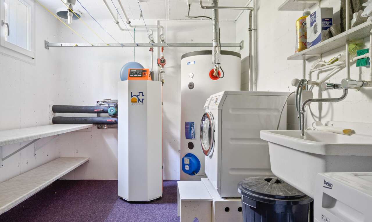 wäschekammer mit tumbler, inside property, wasserkocher, und waschbecken