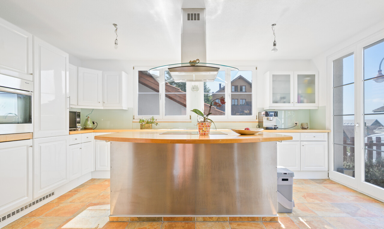 küche mit hochgezogene schränke, weiße schränke, natural light, natürliches licht, und dunstabzugshaube