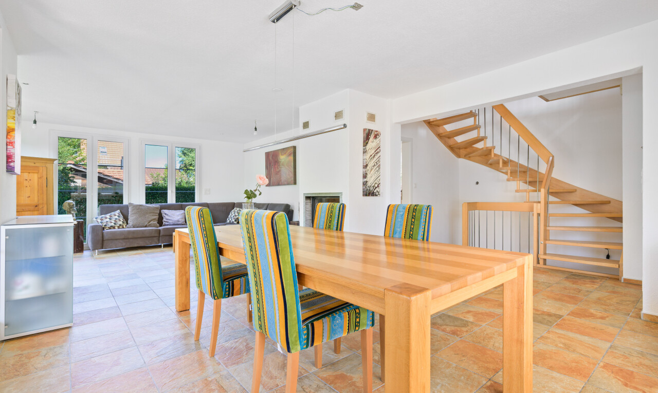 esszimmer mit treppen, natürliches licht, natural light, inside property, und gipskartonwand