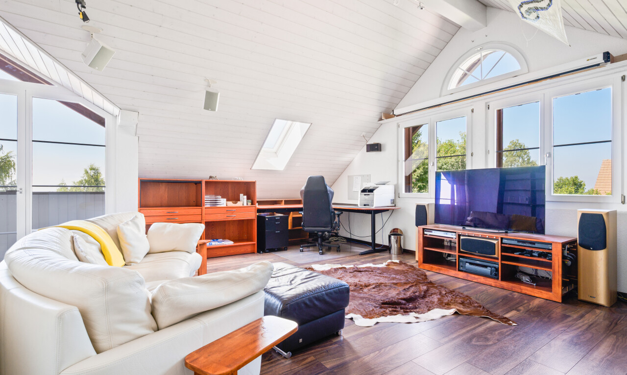 wohnzimmer mit bürobereich, vaulted ceiling, dachschräge, natural light, und natürliches licht