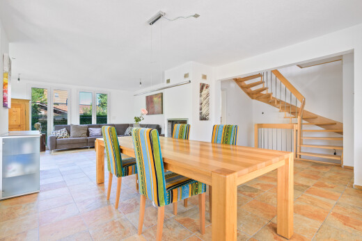 salle à manger avec escaliers, lumière naturelle, natural light, inside property, et cloison sèche