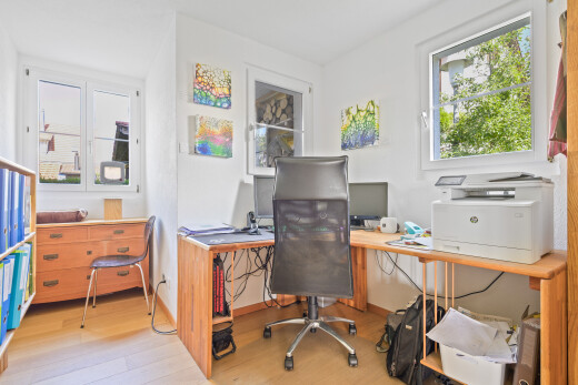 bureau avec sol en finition bois, wood finish floor, inside property, espace bureau, et cloison sèche