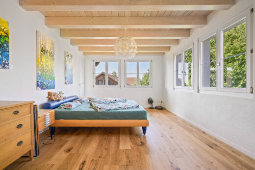 chambre avec day time, plafond à poutres, beamed ceiling, plafond en bois, et wood ceiling