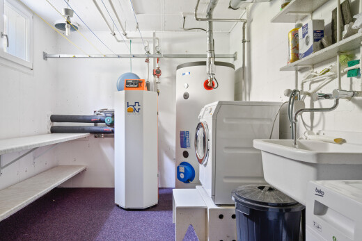 buanderie avec lave-linge et sèche-linge, inside property, chauffe-eau, et évier