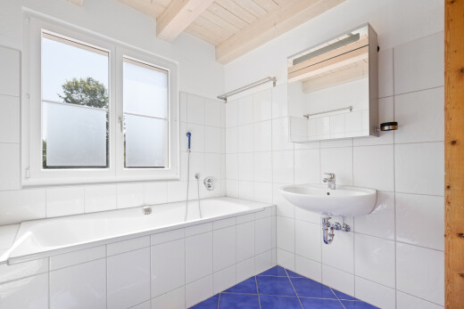 salle de bains avec tile tub, tile wall, mur en carrelage, salle de bain complète, et inside property