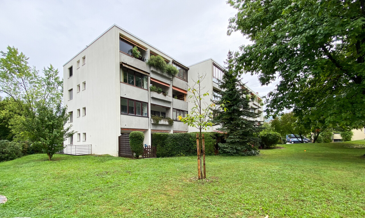 view of apartment building / complex