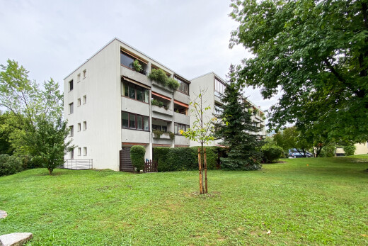 außenansicht mit blick auf wohnanlage, apartment complex view, overcast, und property visible