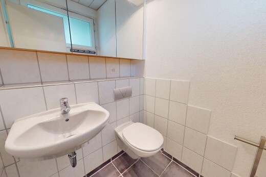 bad mit gäste-wc, fliesenboden, tile floor, fliesenwand, und tile wall