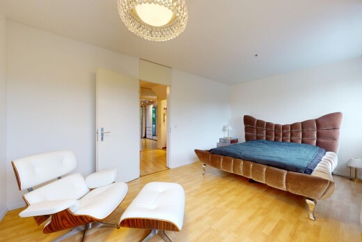 zimmer / schlafzimmer mit wood finish floor, holzfußboden, drywall, gipskartonwand, und inside property