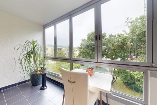 esszimmer mit overcast, tile floor, natural light, fliesenboden, und natürliches licht