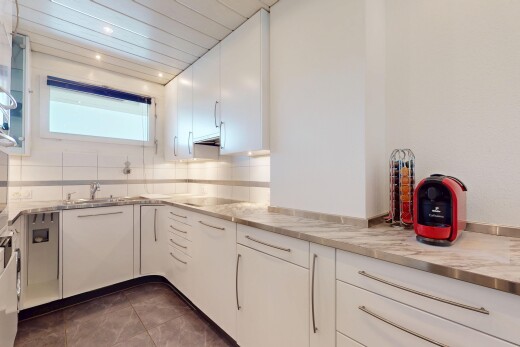 küche mit küchenrückwand beim Herd, küchenrückwand beim herd, inside property, weiße schränke, und natural light