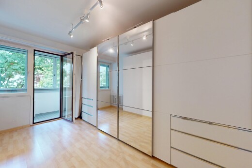 zimmer / schlafzimmer mit natural light, natürliches licht, track lighting, deckenbeleuchtung, und inside property