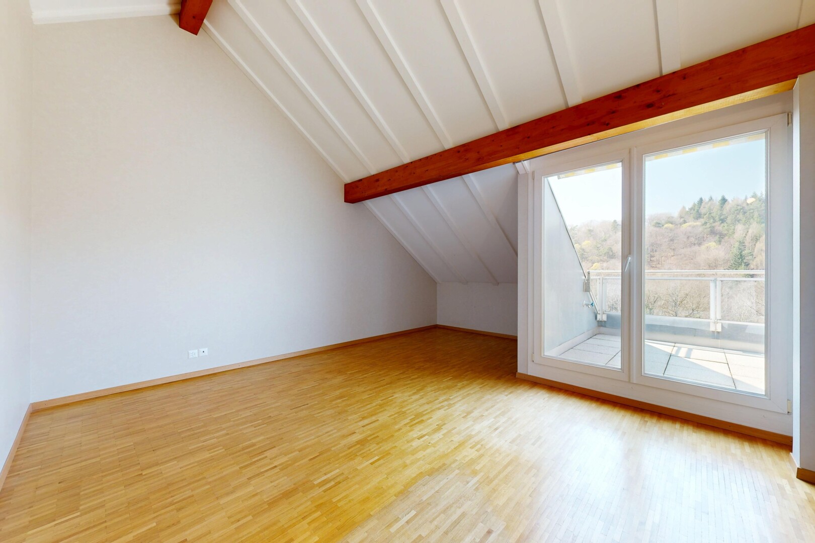 pièce vide avec plafond voûté, vaulted ceiling, plafond à poutres, beamed ceiling, et inside property