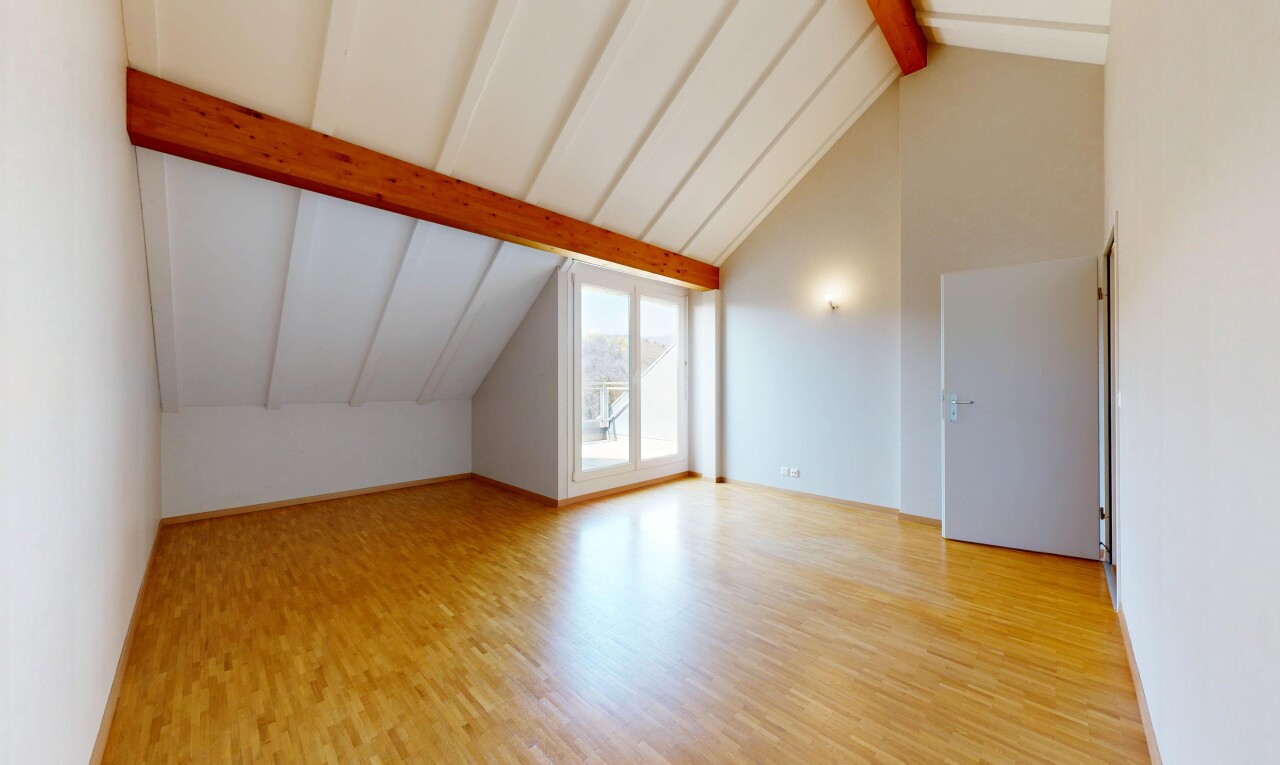 pièce vide avec plafond à poutres, beamed ceiling, plafond voûté, vaulted ceiling, et cloison sèche