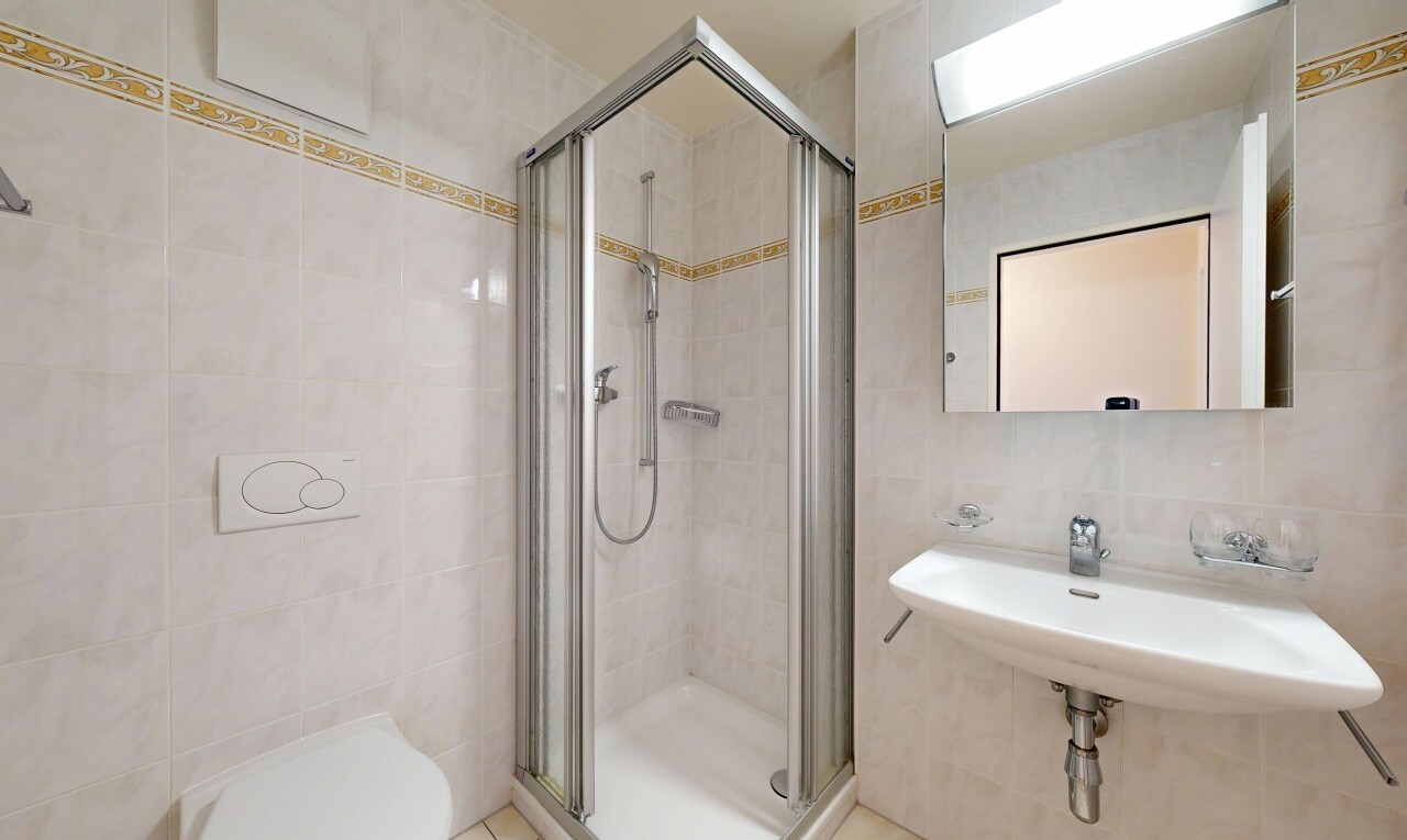 salle de bains avec tile wall, mur en carrelage, douche, salle de bain complète, et miroir