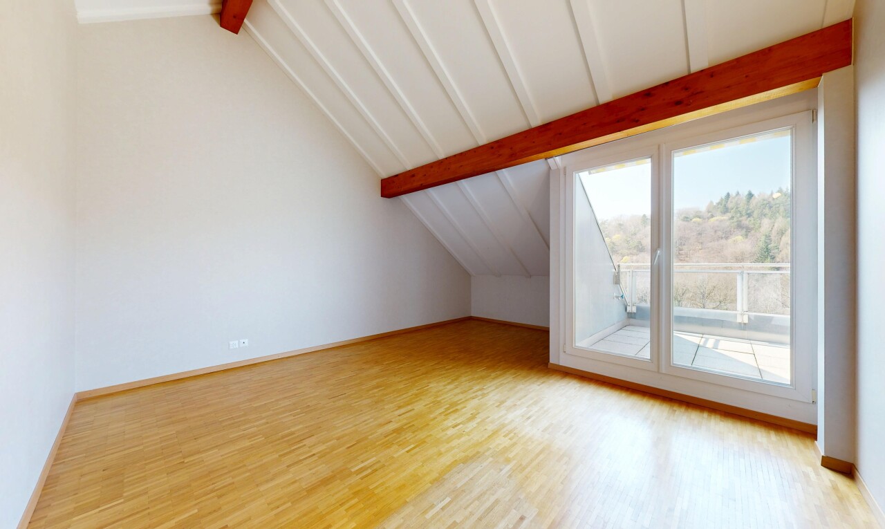 pièce vide avec plafond voûté, vaulted ceiling, plafond à poutres, beamed ceiling, et inside property