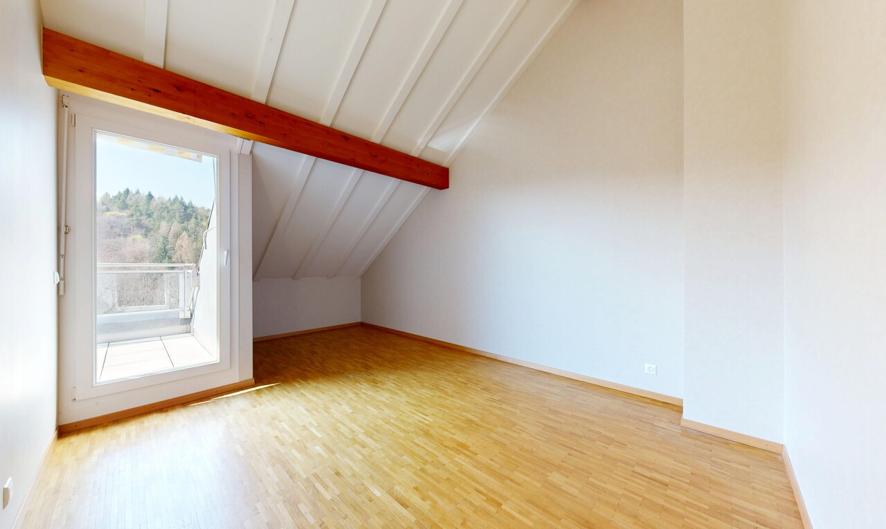 pièce vide avec plafond à poutres, beamed ceiling, sol en finition bois, wood finish floor, et plafond voûté