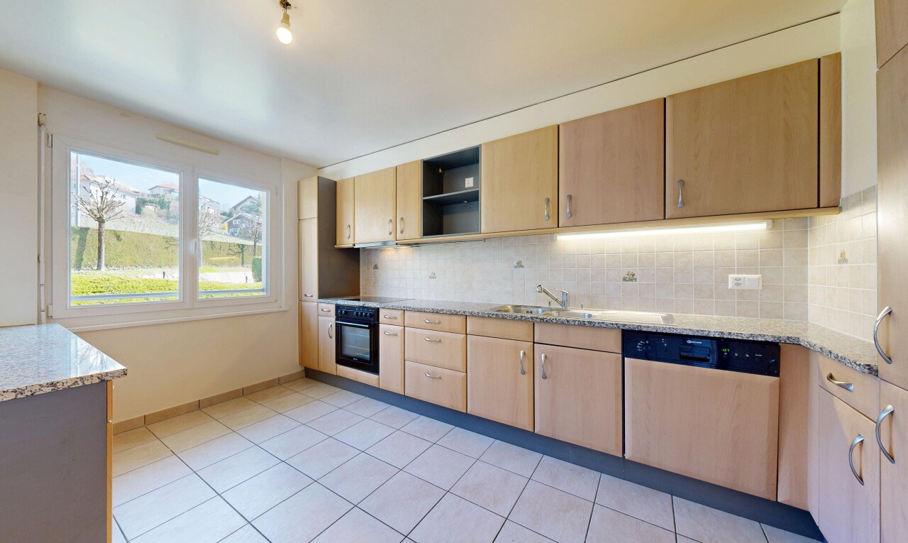 cuisine avec light brown cabinets, armoires marron clair, stone countertops, plans de travail en pierre, et light countertops