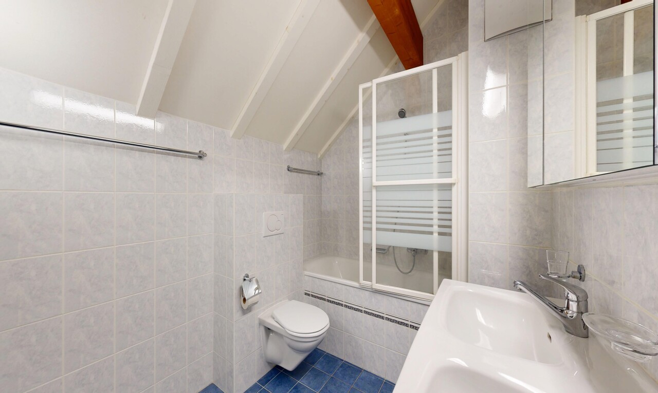 salle de bains avec mur en carrelage, tile wall, miroir, inside property, et salle de bain complète