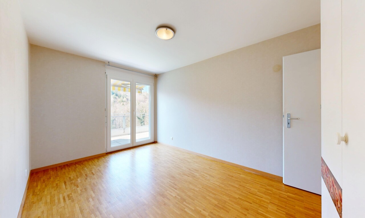 pièce vide avec inside property, lumière naturelle, natural light, sol en finition bois, et wood finish floor