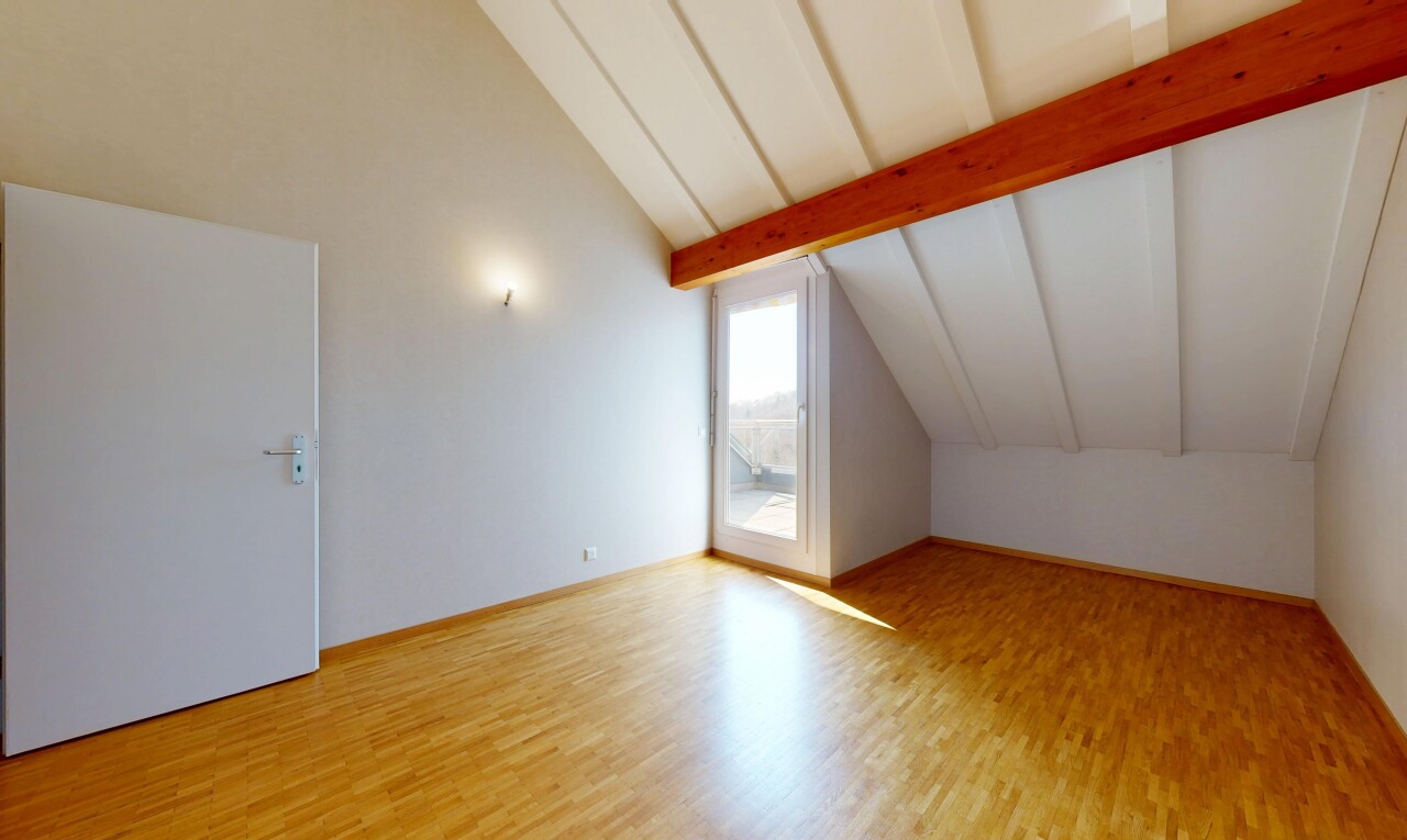 pièce vide avec plafond voûté, vaulted ceiling, inside property, cloison sèche, et drywall