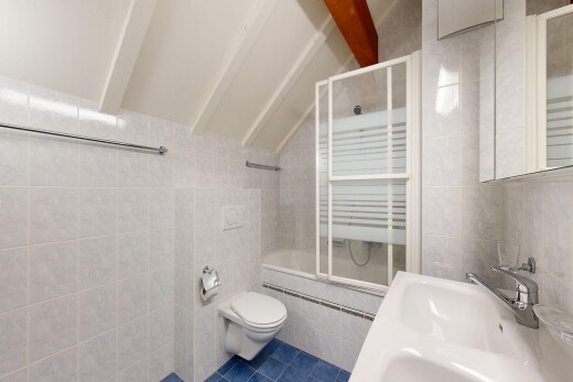 salle de bains avec mur en carrelage, tile wall, miroir, inside property, et salle de bain complète