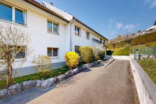 façade avec bardage en stuc et day time