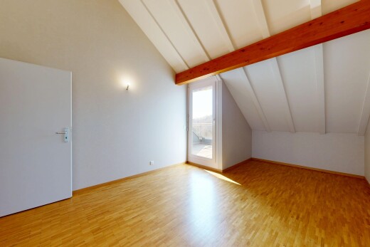 pièce vide avec plafond voûté, vaulted ceiling, inside property, cloison sèche, et drywall