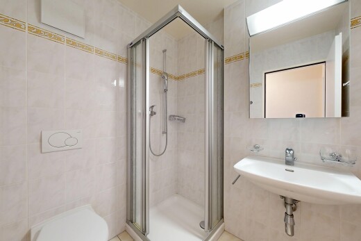 salle de bains avec tile wall, mur en carrelage, douche, salle de bain complète, et miroir
