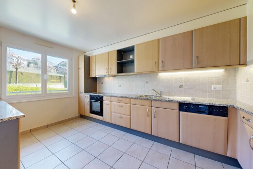 cuisine avec light brown cabinets, armoires marron clair, stone countertops, plans de travail en pierre, et light countertops