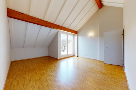 pièce vide avec plafond à poutres, beamed ceiling, plafond voûté, vaulted ceiling, et cloison sèche