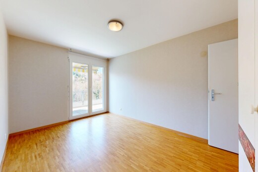 pièce vide avec inside property, lumière naturelle, natural light, sol en finition bois, et wood finish floor