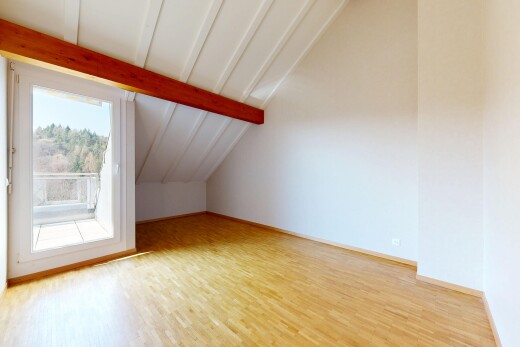 pièce vide avec plafond à poutres, beamed ceiling, sol en finition bois, wood finish floor, et plafond voûté