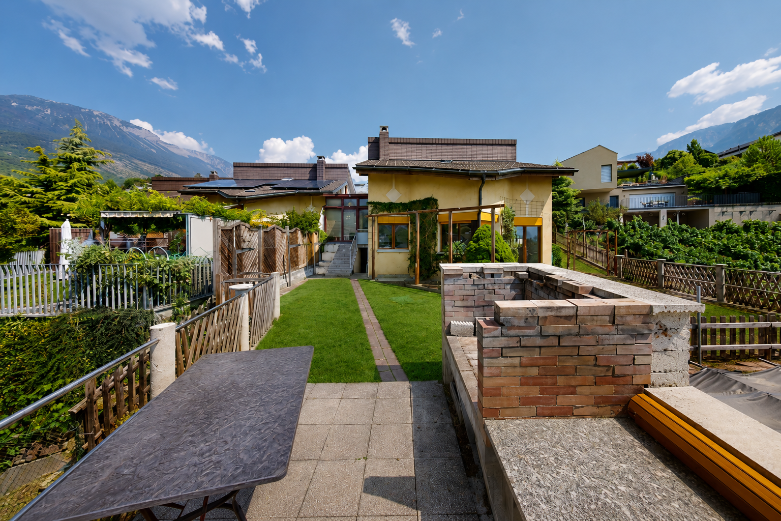 façade avec clôture, mountain view, vue sur la montagne, terrasse, et day time