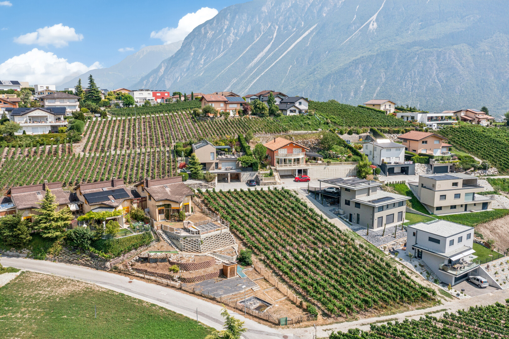 vue sur la montagne avec vue sur le verger/agriculture, orchard / agricultural view, vue sur la montagne, mountain view, et day time