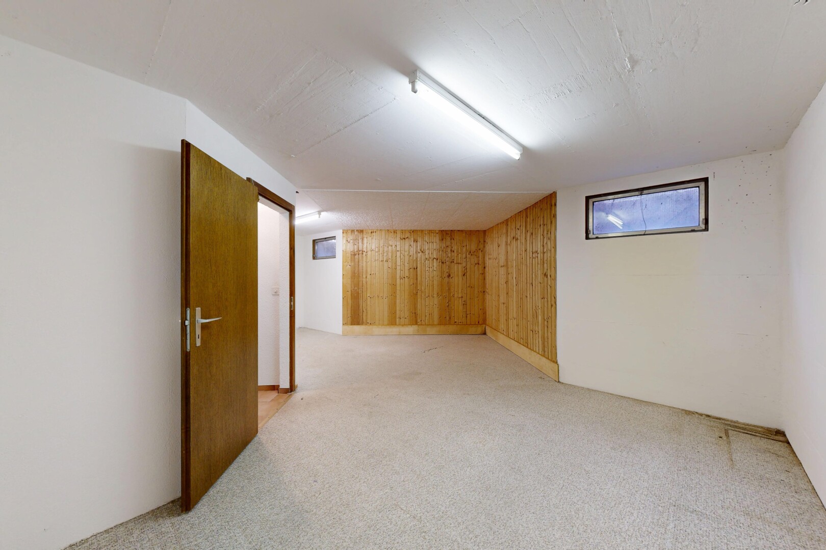 pièce vide avec low ceiling, plafond bas, drywall, cloison sèche, et carpet