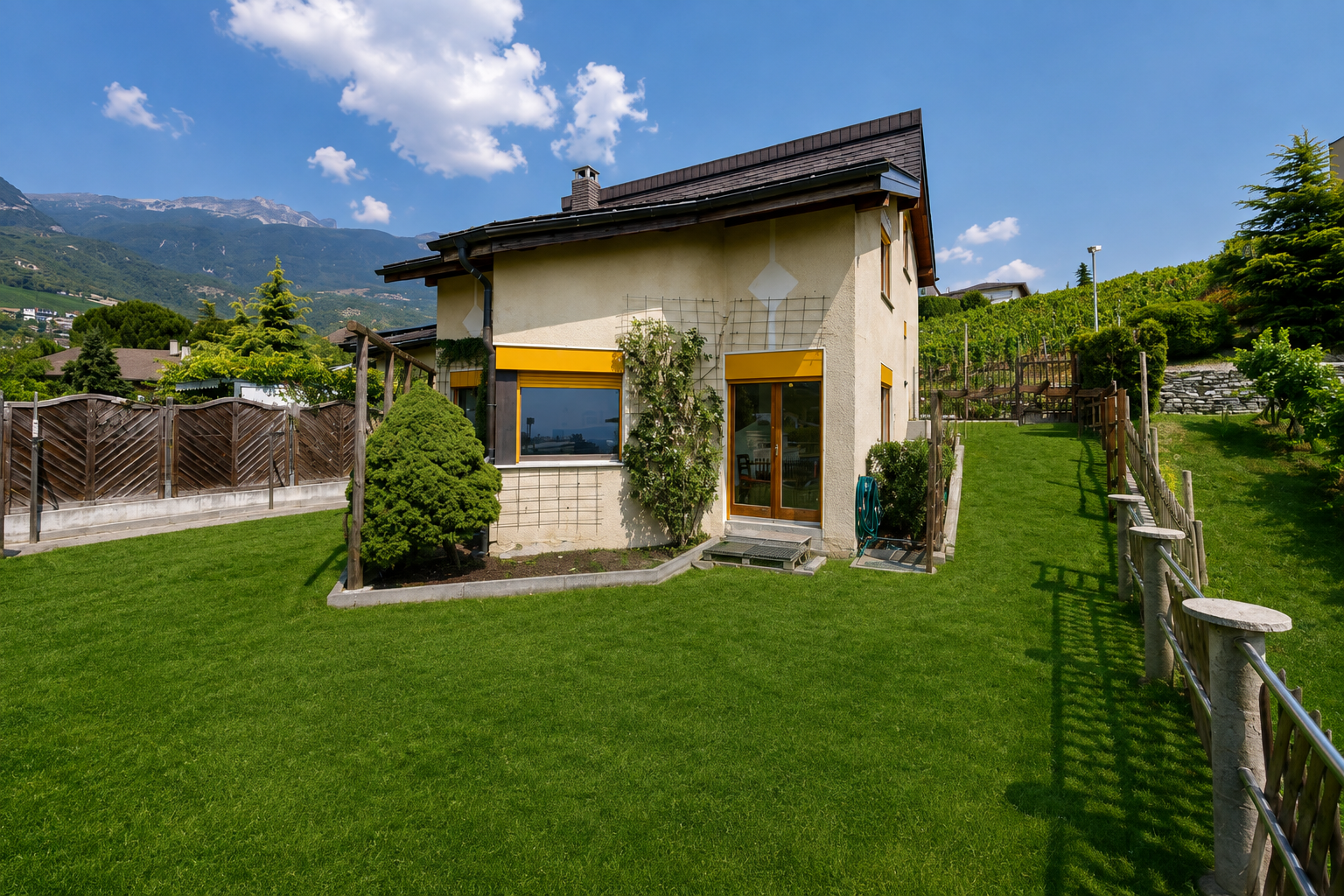 façade avec clôture, cheminée, from property, day time, et bardage en stuc