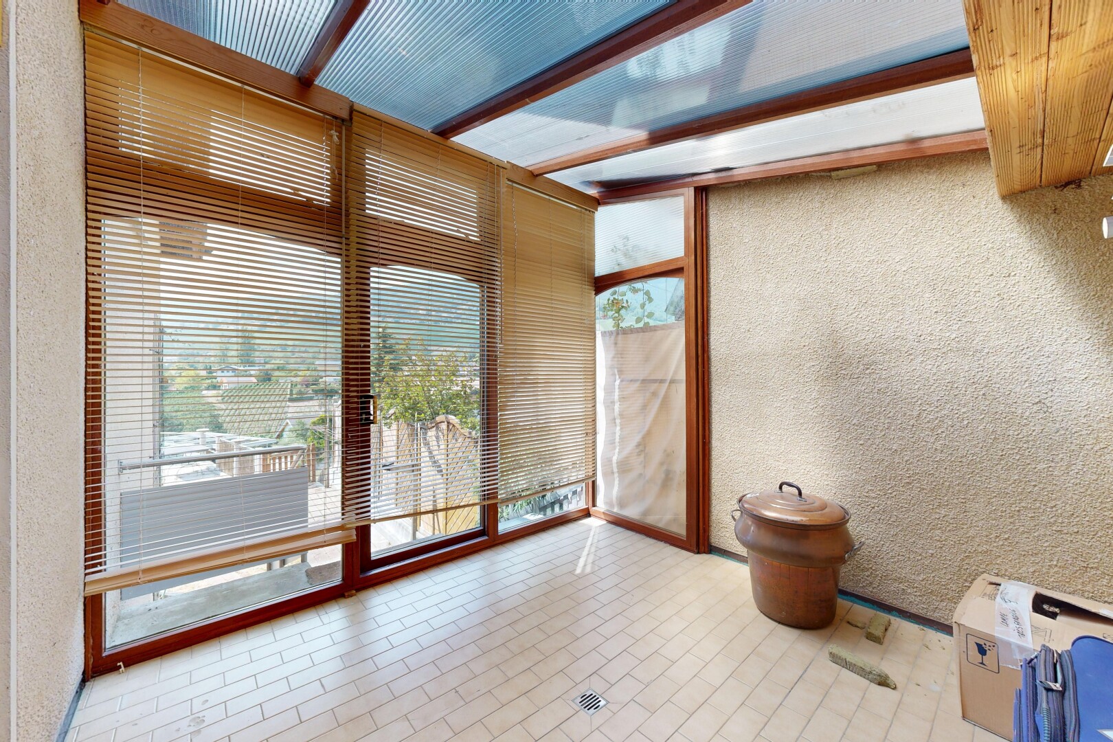 pièce vide avec mur texturé, textured wall, véranda, et inside property