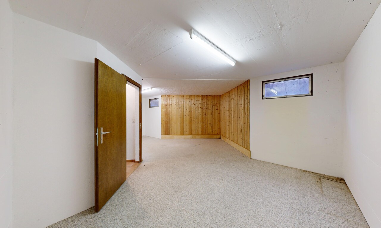 pièce vide avec low ceiling, plafond bas, drywall, cloison sèche, et carpet