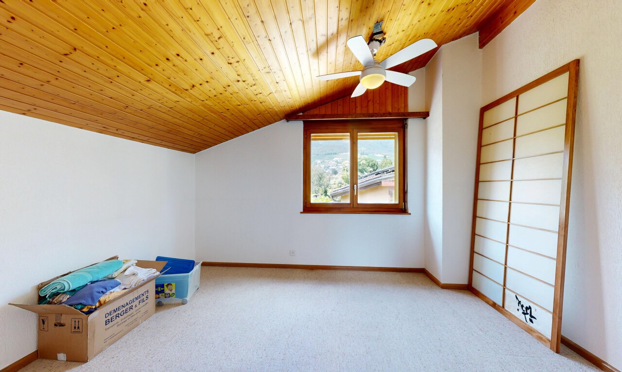 chambre avec vaulted ceiling, plafond voûté, inside property, wood ceiling, et plafond en bois