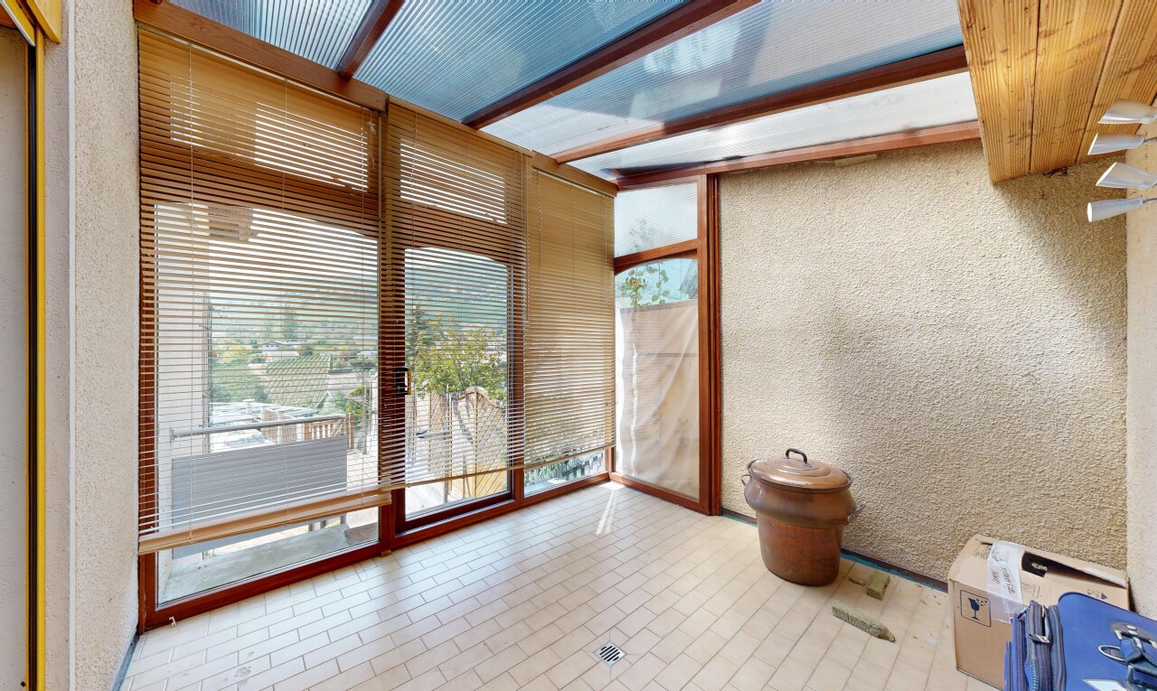 pièce vide avec mur texturé, textured wall, véranda, et inside property