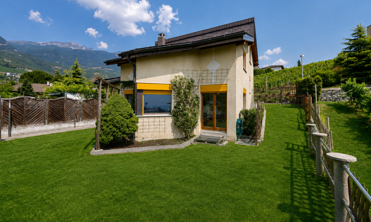 façade avec clôture, cheminée, from property, day time, et bardage en stuc