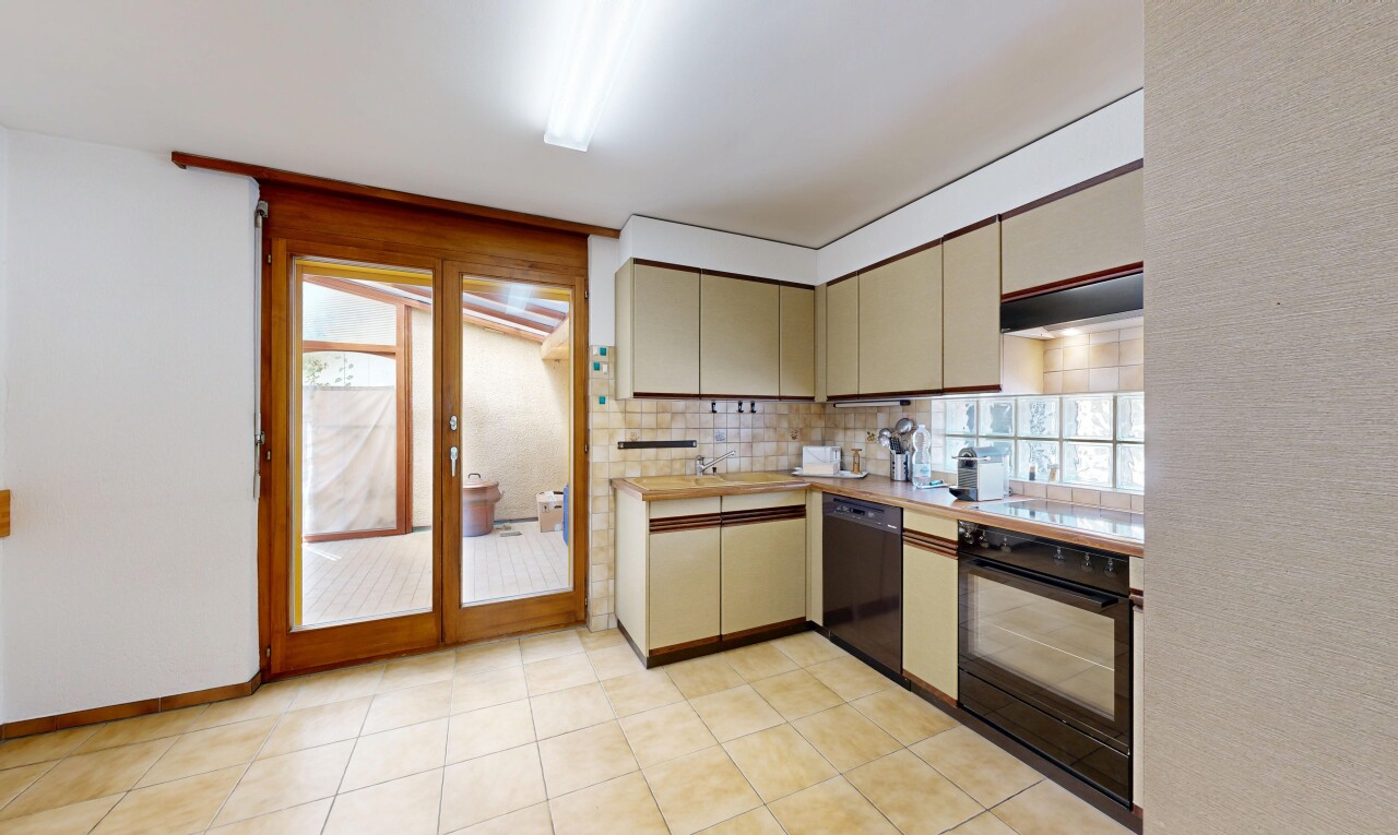 cuisine avec light countertops, plans de travail, backsplash, dosseret, et four